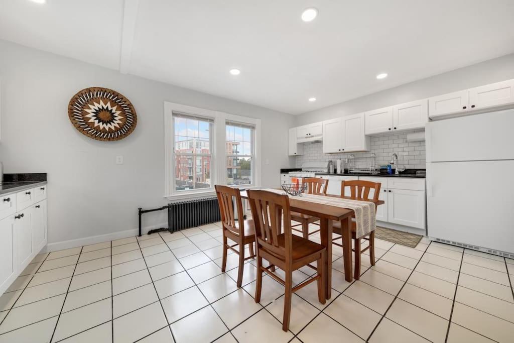 5Br 2Bh Bright & Spacious Apt In Brighton Boston Habitación foto